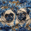 3 Boyutlu Mavi Çiçekler Arasında Pug Aşıkları 3'lü Pano Kumaşı