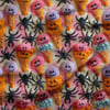3 Boyutlu Pembe Zeminde Sevimli Halloween Dondurmaları ve Örümcekler Desenli Dijital Baskılı Kumaş