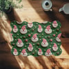 Pembe Şapkalı Tatlı Noel Babası – 3D Yılbaşı Neşe Dijital Baskılı Kumaş