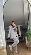 BUZ GRİ YELEKLİ ÇİZGİLİ PİLE DETAY PALAZZO OVERSİZE CEKET TAKIM ELBİSE 
