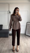 Kahve Krem Çizgili Minimal Bağlamalı Gömlek 