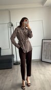 Kahve Krem Çizgili Minimal Bağlamalı Gömlek 