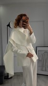 Pelerin Detaylı Blazer Beyaz
