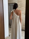 ENYO TEK OMUZ ÇİZGİLİ BEJ MÜSLİN ELBİSE