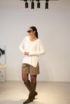 FAYE V YAKA MERSERİZE KEMİK BLUZ