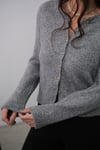 HULLY DÜĞMELİ GRİ YUMOŞ HIRKA