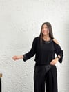 KOPERA OMUZ DETAYLI SİYAH BLUZ