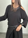 KOPERA OMUZ DETAYLI SİYAH BLUZ