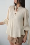 MOGE DÜĞMELİ BEJ BLUZ