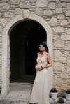 PEPLOS BAĞLAMA DETAYLI BEJ ELBİSE