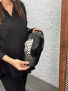 POLA ZEBRA DETAYLI DERİ ŞAPKA
