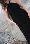 SOLEN BOYUNDAN BAĞLAMALI SİYAH ELBİSE