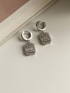 Çelik Gümüş Renk Baget Taşlı Kare Küpe (3 Cm)