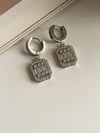 Çelik Gümüş Renk Baget Taşlı Kare Küpe (3 Cm)