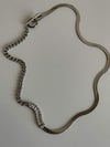 Çelik Gümüş Renk Baget Taşlı Kolye (43 Cm)