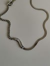 Çelik Gümüş Renk Baget Taşlı Kolye (43 Cm)