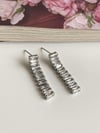 Çelik Valeria Gümüş Renk Baget Taşlı Küpe (3 Cm)