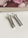 Çelik Valeria Gümüş Renk Baget Taşlı Küpe (3 Cm)