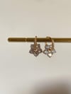 Gold Baget Taşlı Çiçek Küpe (2 Cm)