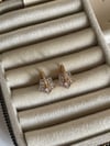Gold Baget Taşlı Çiçek Küpe (2 Cm)