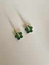 Yeşil Baget Taşlı Çiçek Küpe (2 Cm)