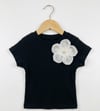 KIZ BEBEK  ORGANZE ÇİÇEK DETAYLI FİTTİLLİ T-SHİRT 