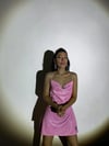 ÖZEL TASARIM LOGOLU KOYU PEMBE MİNİ ASKILI ELBİSE