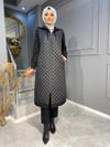 NEVBAHAR ÖZEL KOLEKSİYON ZİNCİR DETAYLI TAMAMEN KAPİTONE KAP MODELİ 