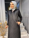 NEVBAHAR ÖZEL KOLEKSİYON ZİNCİR DETAYLI TAMAMEN KAPİTONE KAP MODELİ 