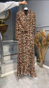 nevon 4545 kuşak detaylı ve fırfırlı leopar şifon elbise modelimiz