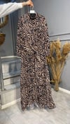 NEVON 4546 KUŞAK DETAYLI VE FIRFIRLI ZEBRALI ŞİFON ELBİSE MODELİMİZ