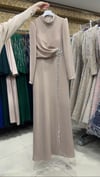 NEVON 4602 BOYNU VE BELİNDEN TAŞLI DRAPE DETAYLI KREP ELBİSE