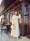 KREM PİLİSELİ ŞİFON ELBİSE