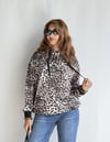 Kadın Kapüşonlu Kanguru Cepli Leopar Desenli Uzun Kol Oversize Sweatshirt -Sweatshirt-Tf The Fancy For You-9851KDN- Kadın Nakışlı Oversize Leopar Desenli Kapüşonlu Sweatshirt 