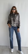 Kadın Kapüşonlu Kanguru Cepli Leopar Desenli Uzun Kol Oversize Sweatshirt -Sweatshirt-Tf The Fancy For You-9851KDN- Kadın Nakışlı Oversize Leopar Desenli Kapüşonlu Sweatshirt 