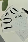 2026 Tipografik Masa Takvimi | Siyah Beyaz Minimal Tasarım | Ahşap Standlı Modern Takvim