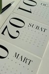 2026 Tipografik Masa Takvimi | Siyah Beyaz Minimal Tasarım | Ahşap Standlı Modern Takvim