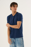  V Yaka Basic T-shirt