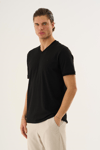  V Yaka Basic T-shirt