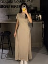 BEJ ÇİFT TARAF BAĞLAMALI YIRTMAÇLI ELBİSE 