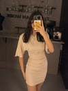 BEJ KISA KOLLU MİNİ BÜZGÜLÜ ELBİSE 