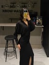 BEL BÜZGÜLÜ YIRTMAÇLI SİMLİ ELBİSE