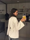 BEYAZ BEL BAĞLAMALI ÇİFT YIRTMAÇLI BLUZ 