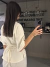 BEYAZ BEL BAĞLAMALI KISA KOLLU BLUZ