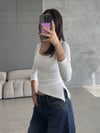BEYAZ KARE YAKA  ASİMETRİ BÜZGÜLÜ BODY