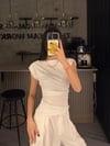 BEYAZ KISA KOLLU BÜZGÜLÜ BODY