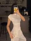 BEYAZ KISA KOLLU BÜZGÜLÜ BODY