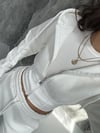 BEYAZ KORSELİ FERMUARLI HIRKA