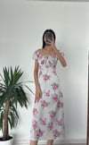 BEYAZ PEMBE ÇİÇEKLİ KOLLU ELBİSE