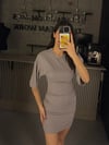 GRİ KISA KOLLU MİNİ BÜZGÜLÜ ELBİSE 